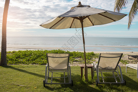 海假期热带沙滩上的椅和雨伞图片