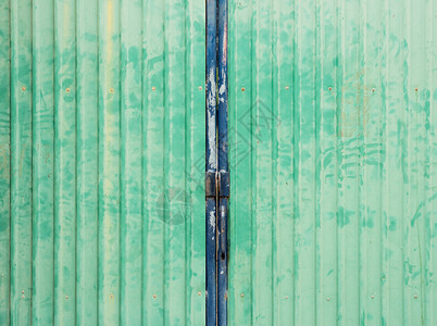 安全粗糙的有条纹旧金属围栏小型仓库的钢铁把手图片
