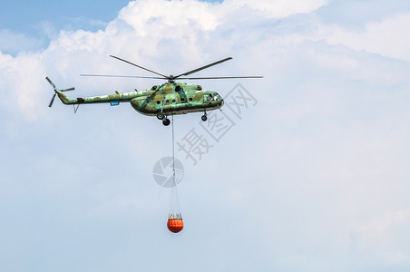 运送水的绿色消防直升机灭火扑灾空气桶航背景图片