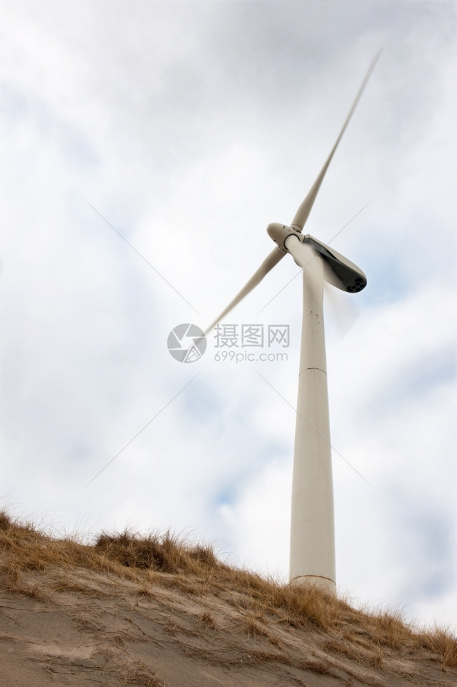 力量电沙丘上的风力涡轮机反对戏剧天空活力图片
