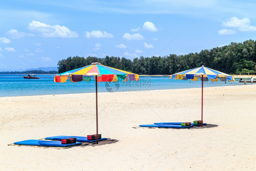 树木晴天泰国普吉奈阳海滩的伞状和垫子普吉岛图片