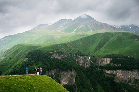 多云的格鲁吉亚高加索山脉的峰值和坡度格鲁吉亚乔治州顶峰图片