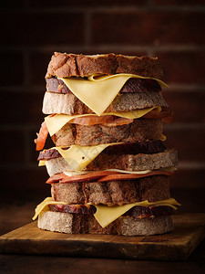 配香肠和奶酪的高三明治面包食物饥饿的图片