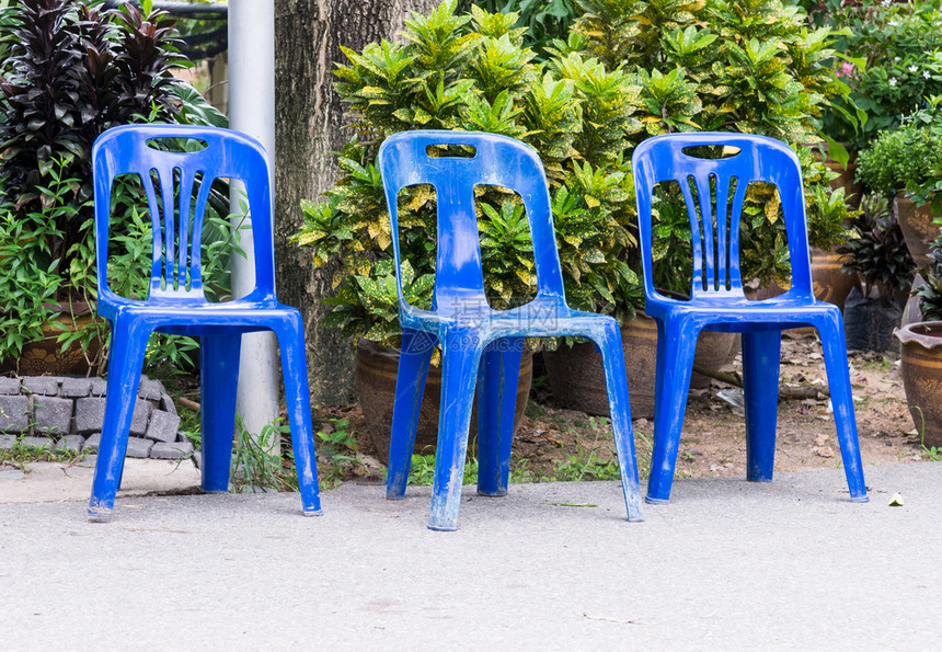 坐自然城市公园路边附近的蓝色塑料椅子在蓝色的图片