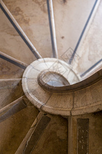 爬白光大理石的古董螺旋梯曲线抽象的背景图片