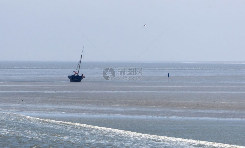 瓦登西户外接地杜查海岸的滩帆船图片