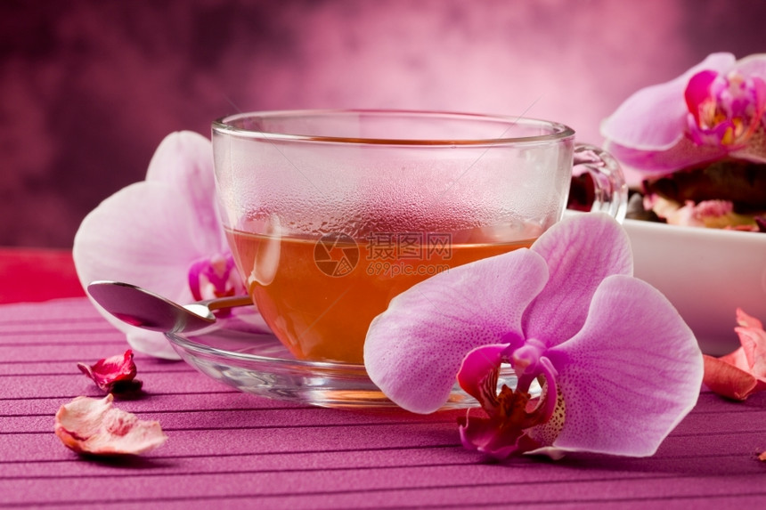 美味的香口兰花的玻璃杯中兰花茶照片图片