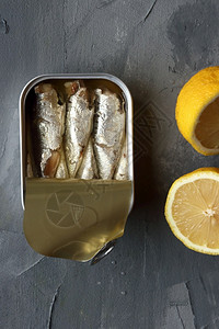 养护一罐沙丁鱼腌制柠檬图片