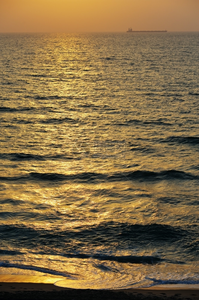 泡沫地平线日落时的中海波浪晚上图片