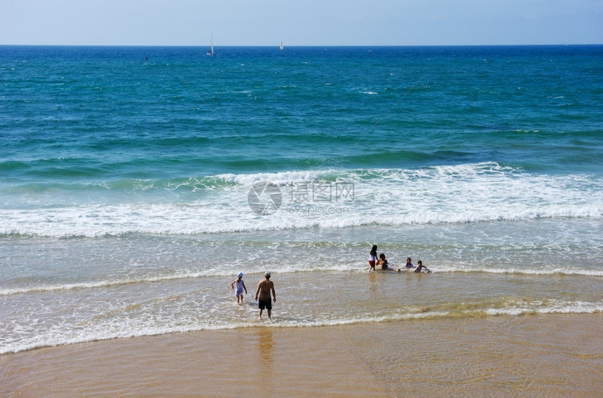 水强光环境日落时的地中海波浪图片
