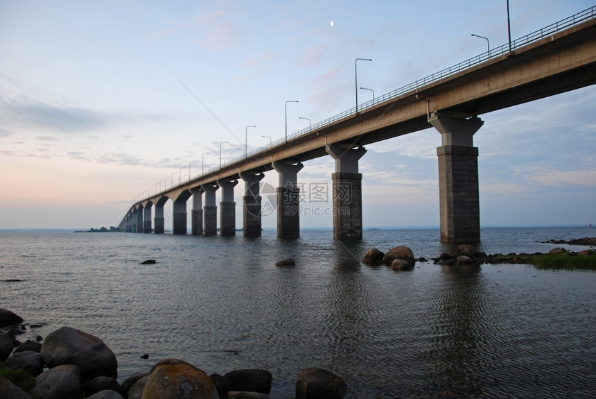 通向奥兰的早晨桥联系瑞典覆盖图片