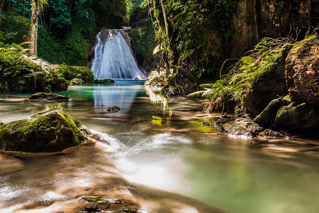 夏季湖水美丽的自然风光图片