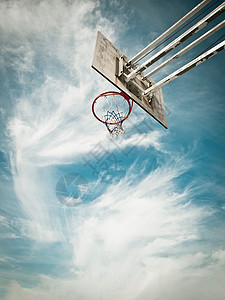 运动的游戏与蓝天对立的篮球赛蓝色图片