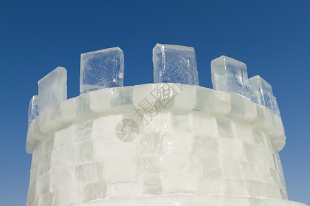 冬天寒冷的蓝冰雪城堡塔图片
