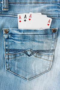 蓝色牛仔裤口袋的三张A赌徒运气牌图片