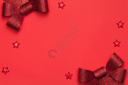 圣诞成份有弓和红纸背景的星复制空间之景冬天庆典季节图片