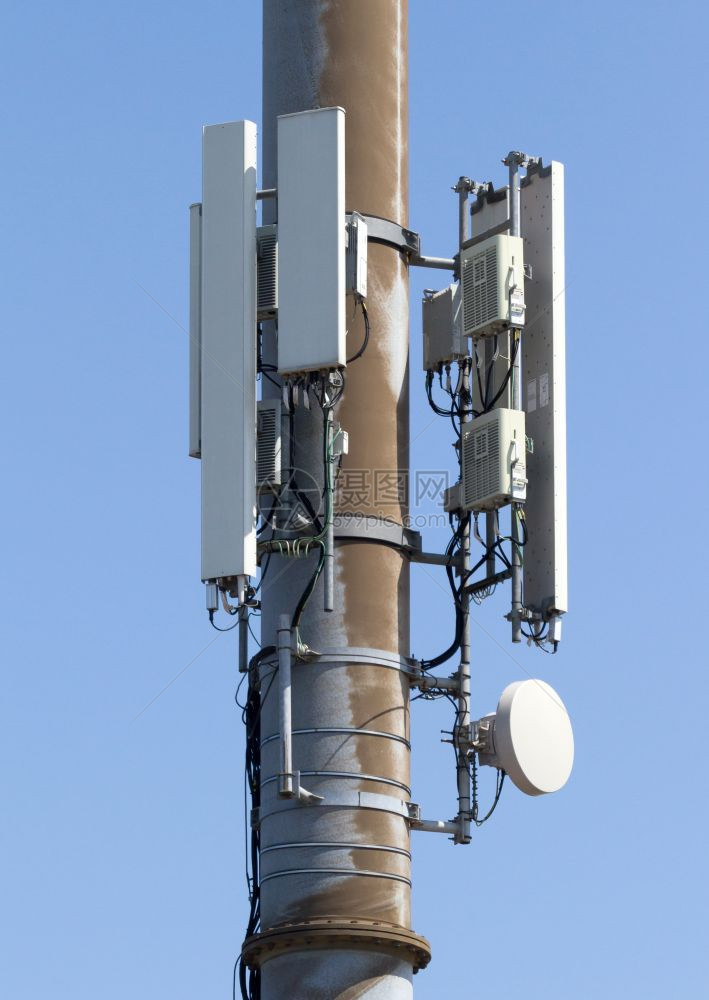 广播技术根据有蓝天空背景的手机信号塔或移动式手机站荷兰1图片