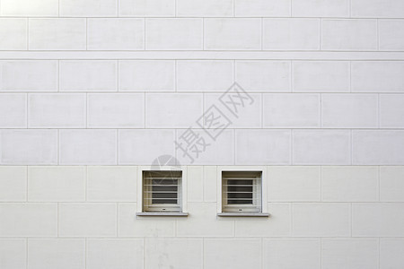 浮雕保护外部墙上两个窗户详细描述墙上一个封闭窗口的细节在街上墙外图片
