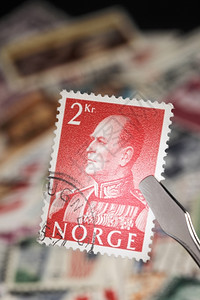 通纸男人挪威国王奥拉夫五世在195年的挪威旧邮票上图片