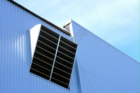 工业建筑墙壁上的通风设备在工业建筑的墙壁上通风力量管空气图片