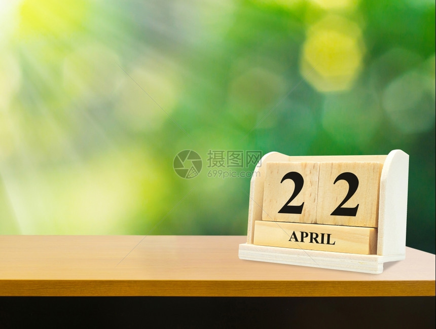 木制的优质头制桌上质日历显示4月2日为图片