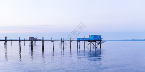 沿海蓝日落在法国伊夫斯湾的蓝色日落渔民小棚海上景观图片