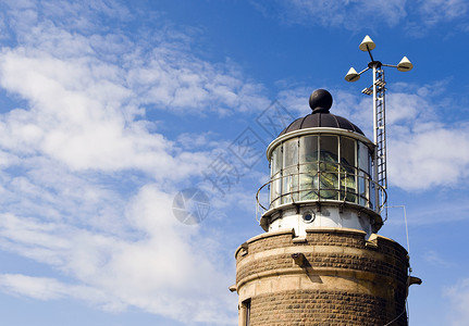 海上灯台和日间气象站安装灯台和天气监测站的灯塔及壁膜透镜圆顶航海的背景图片