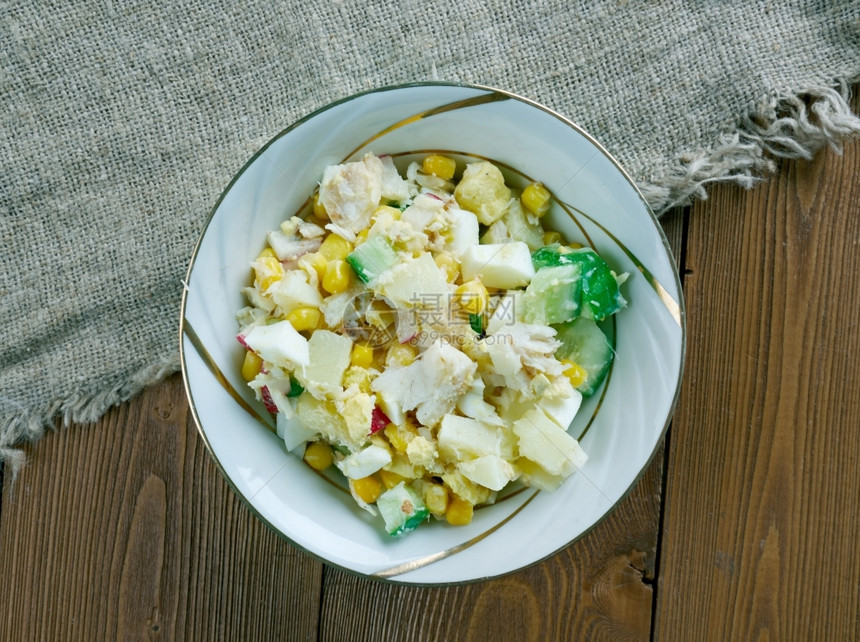午餐健康含有鳕鱼玉米和蔬菜的沙律饮食图片