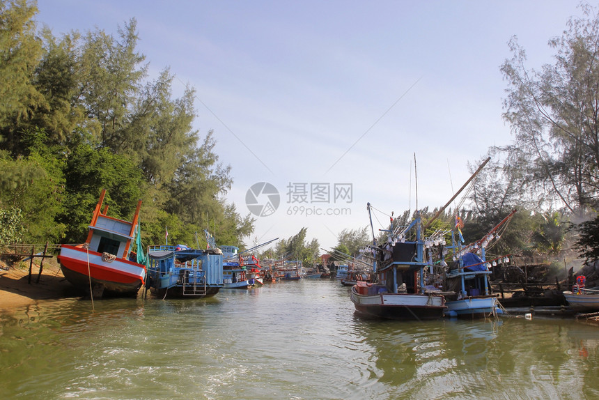 蓝色的流经运河渔船群天上美丽的空背景海洋浪图片