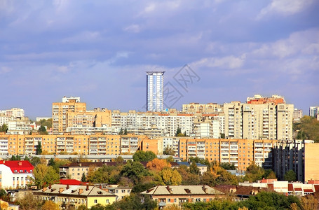 飞鸟行的俄罗斯城镇全景市天空外部的图片