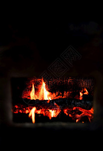 烟囱有燃烧原木的火焰伤炭骨灰图片