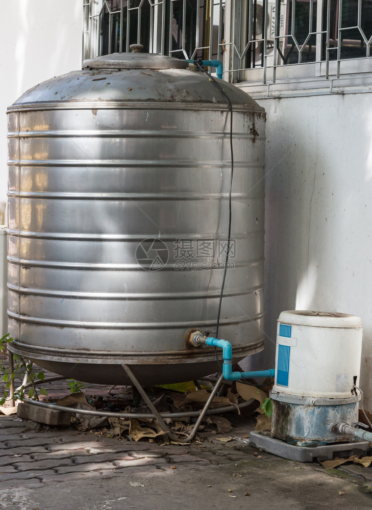 防锈的旧无不水池在城市房屋中装有水泵住宅贮存图片