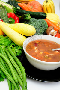 豆子碗里有蔬菜汤包着新鲜蔬菜括甜瓜胡萝卜绿豆蘑菇菜和白辣椒绿色新鲜的图片
