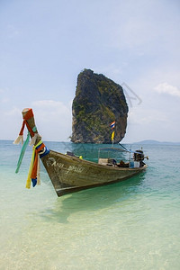 泰国克拉比长尾船花朵甲米海洋背景图片