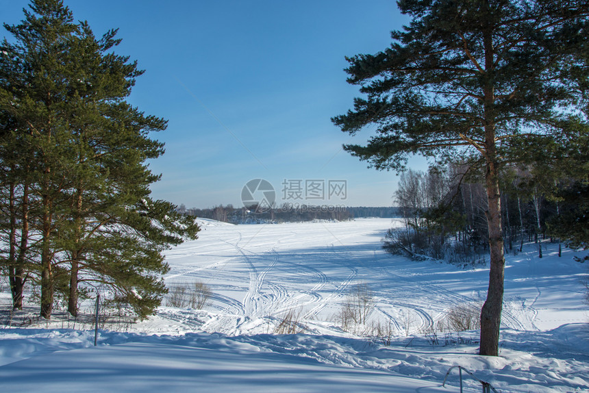 美丽的冬季风景桑尼日有雪覆盖的河流和松树冬天俄罗斯下雪的图片