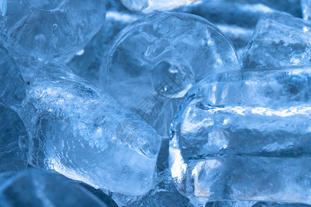 凉爽的立方体冰块堆叠的密闭蓝色图片