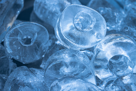 液体冰块堆叠的密闭喝水晶图片