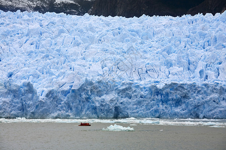 恩戈祖姆帕冰川南美智利部北帕塔戈尼安冰场拉古纳圣斐尔公园SanRafaelGlacier附近的冒险旅游者靠近桑北方背景