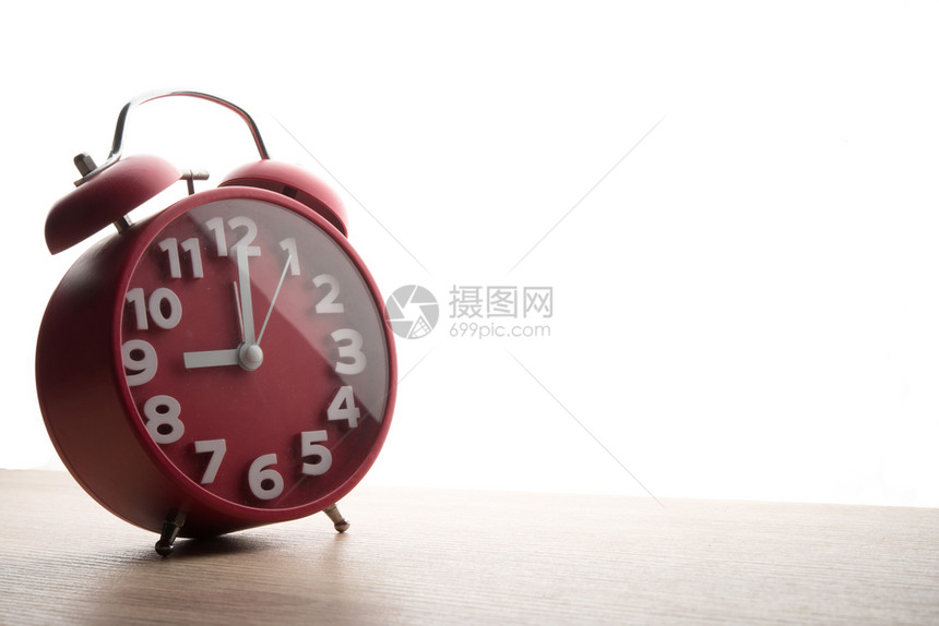 睡觉在白色背景上隔离的红色闹钟商业时间Conc红闹钟在白色背景上隔离的商业时间概念提醒手表图片