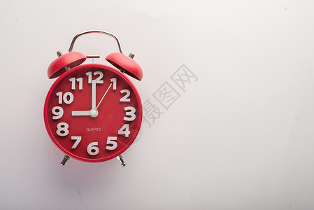 在白色背景上隔离的红色闹钟商业时间Conc红闹钟在白色背景上隔离的商业时间概念睡觉手表圆圈背景图片
