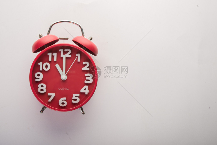 白色的优质在背景上隔离的红色闹钟商业时间Conc红闹钟在白色背景上隔离的商业时间概念提醒图片