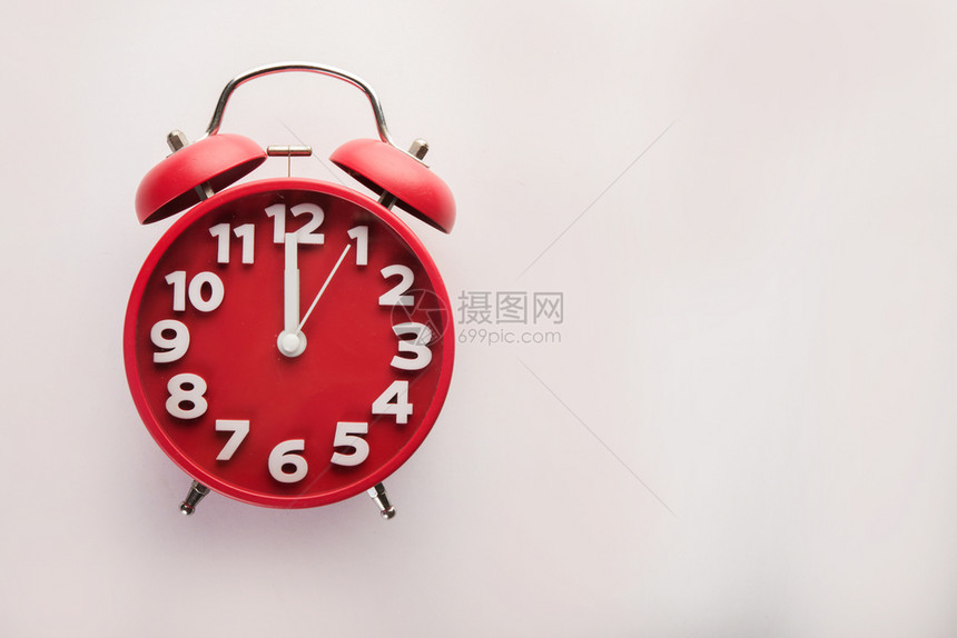 浓睡觉目的在白色背景上隔离的红色闹钟商业时间Conc红闹钟在白色背景上隔离的商业时间概念图片