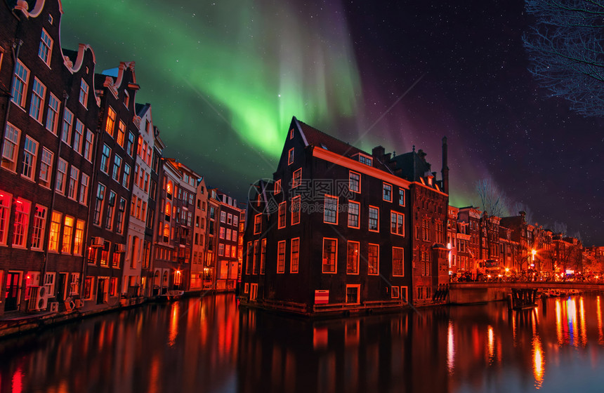 首都风景优美荷兰阿姆斯特丹市风景夜间有彩色灯光图片
