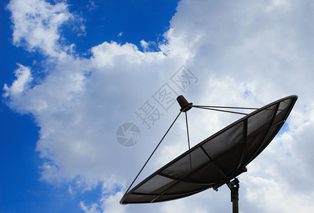 户外电视盘子云层和天空背景上的卫星天线图片