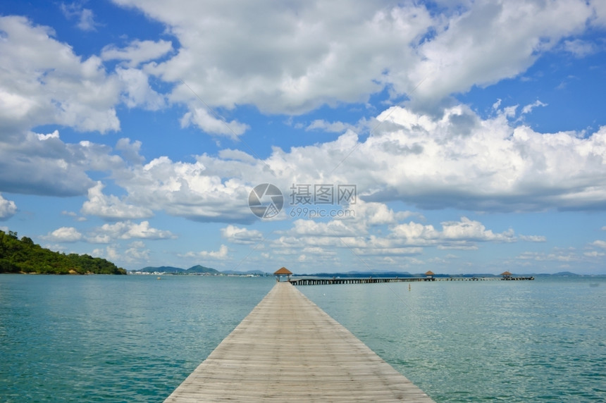 自然桥泰国湾的木质码头美丽图片