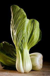 黑暗的食物青菜BokChoyChinensis在广东语中白蔬菜意指它含有深绿色叶子的香白根茎背景图片