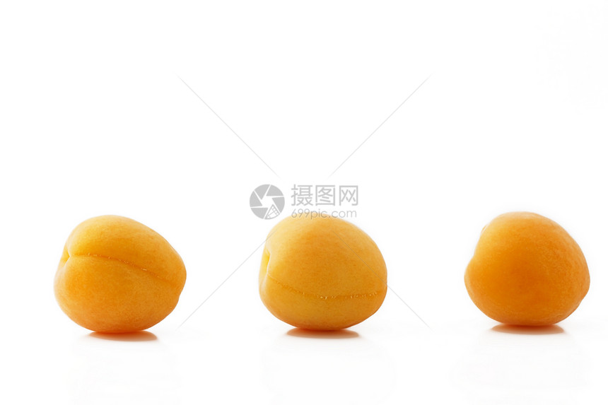 白背景上连续3个杏子白背景上连续3个杏子一种斯塔克新鲜的图片