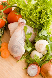 鸡肉和蔬菜的木制切削板照片食物营养切碎图片