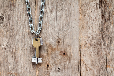 工具锁链上的钥匙挂在旧木墙上使用权束图片