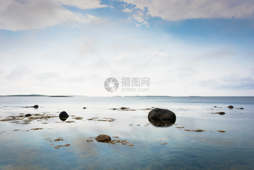 多岩石的假期卵夏日白海的美丽岩石岸边图片